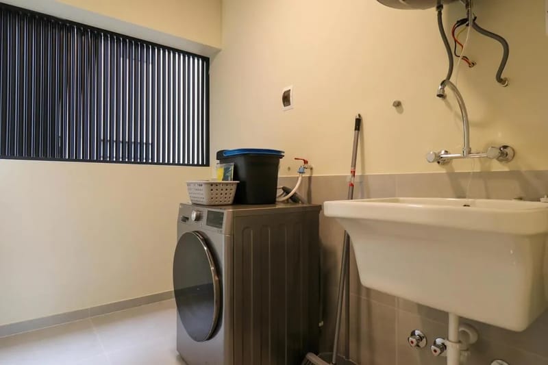 Comfy 2BR w/ Modern Balcony Near Kennedy Park