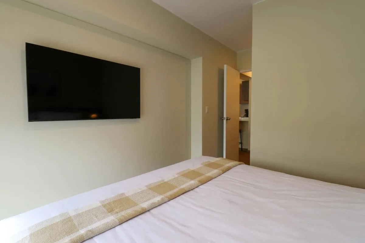 Comfy 2BR w/ Modern Balcony Near Kennedy Park