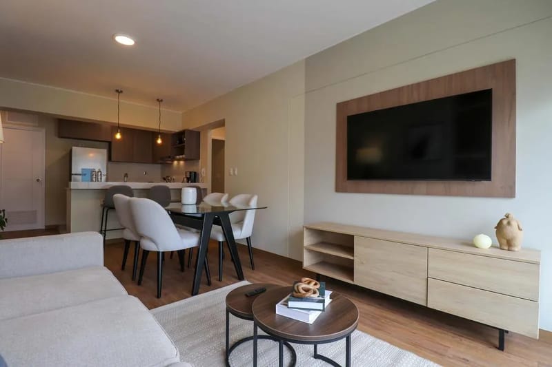 Comfy 2BR w/ Modern Balcony Near Kennedy Park
