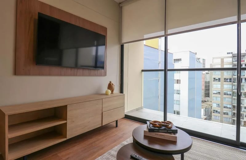 Comfy 2BR w/ Modern Balcony Near Kennedy Park