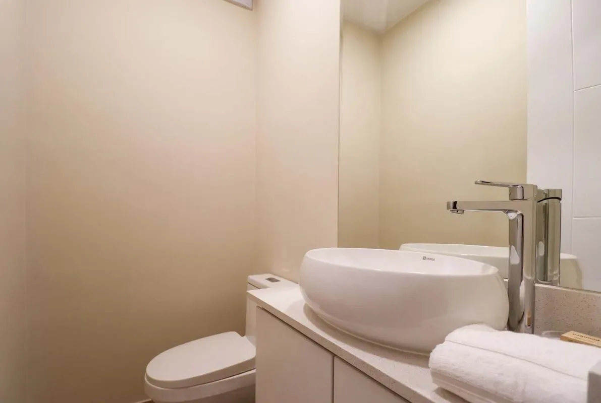 Comfy 2BR w/ Modern Balcony Near Kennedy Park