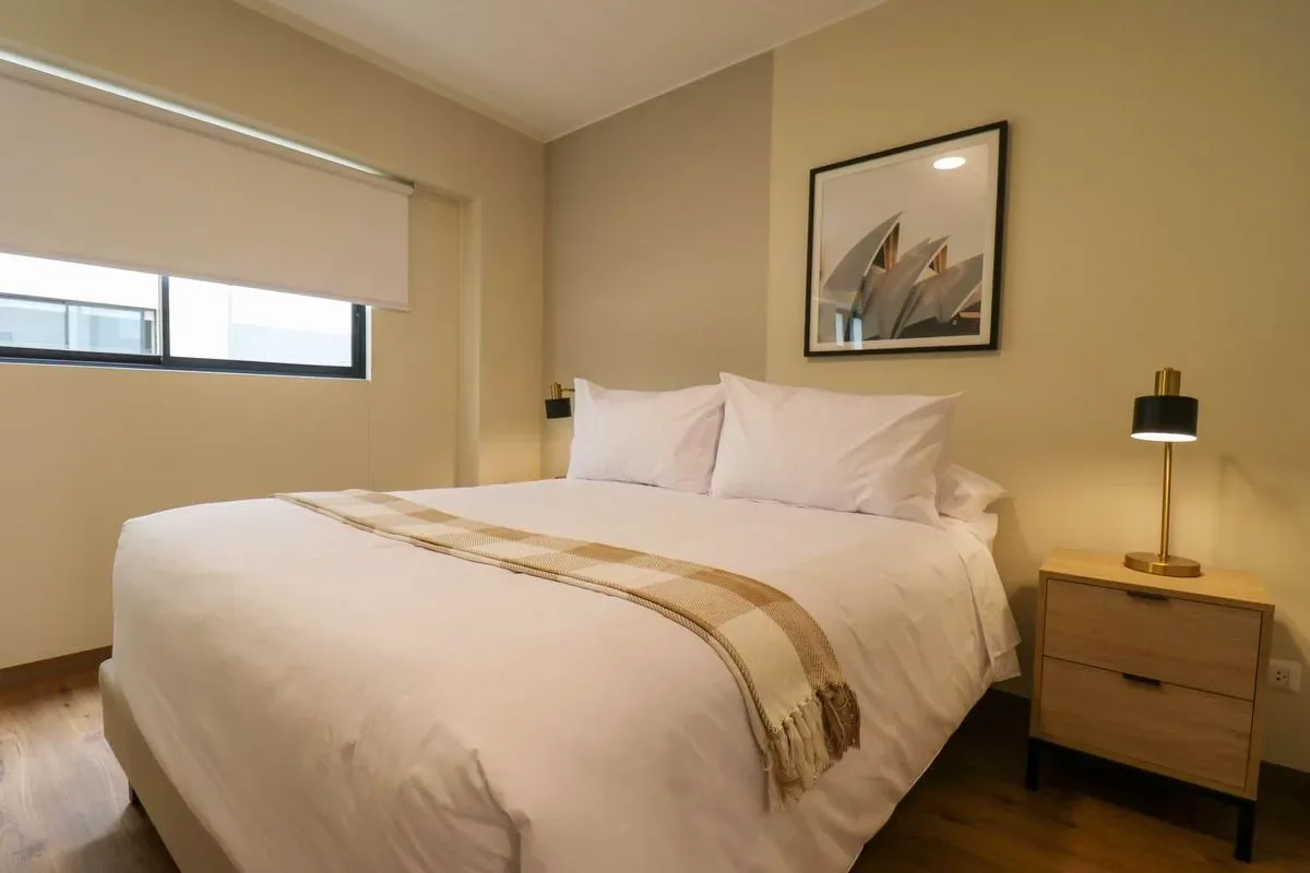 Comfy 2BR w/ Modern Balcony Near Kennedy Park