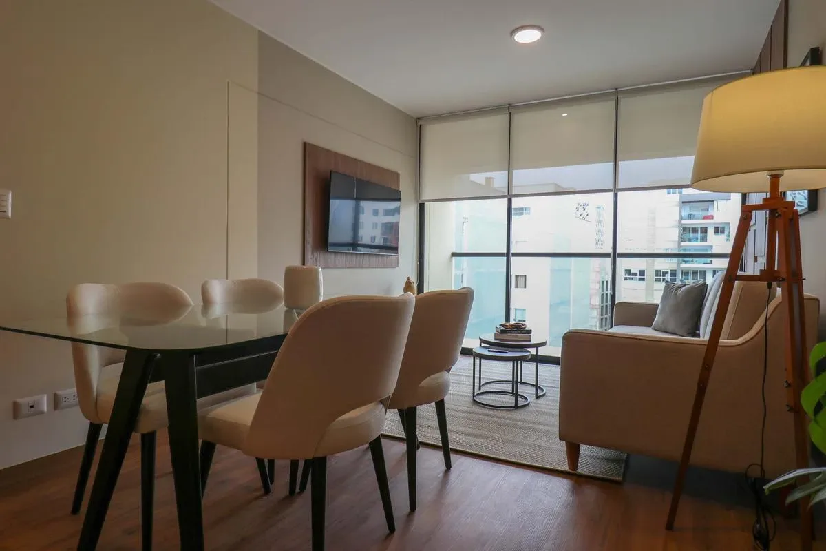 Comfy 2BR w/ Modern Balcony Near Kennedy Park