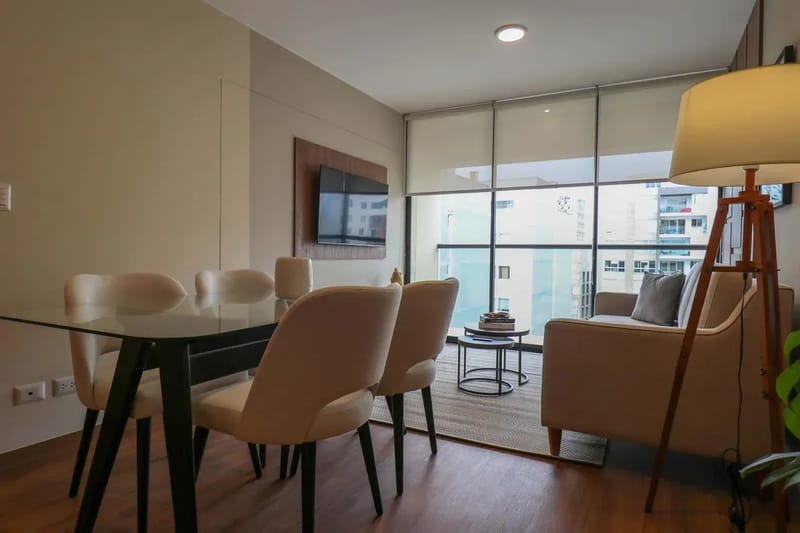 Comfy 2BR w/ Modern Balcony Near Kennedy Park