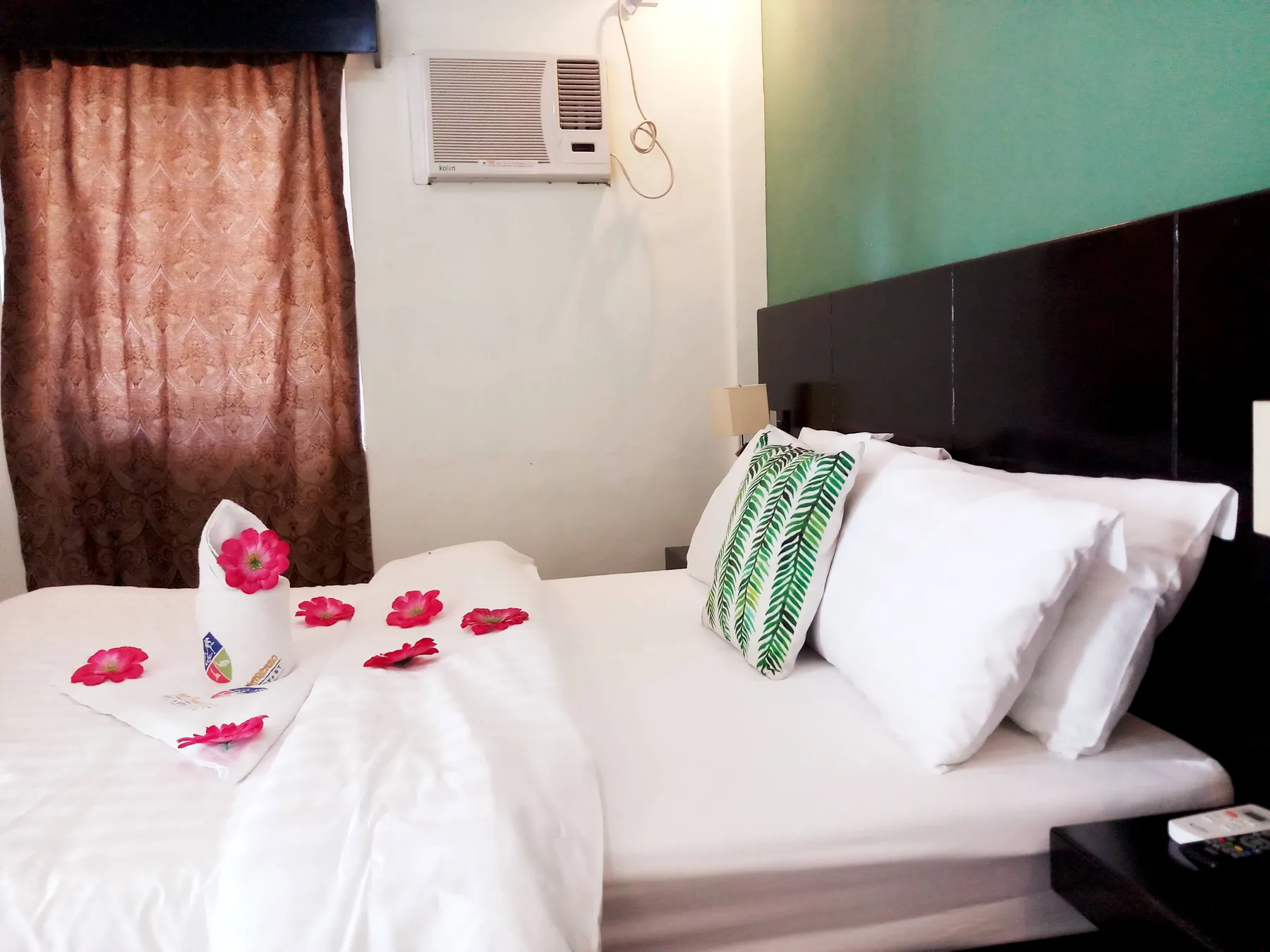 Habitación con cama queen y vistas al mar