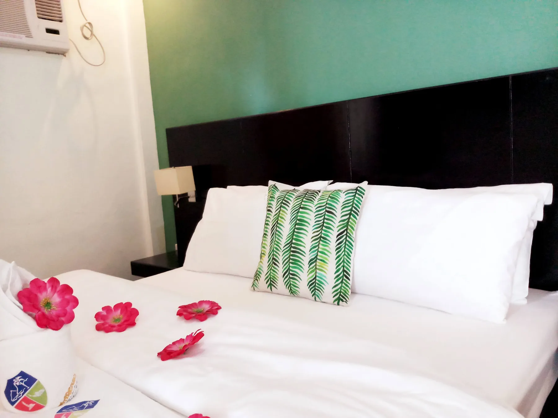 Habitación con cama queen y vistas al mar