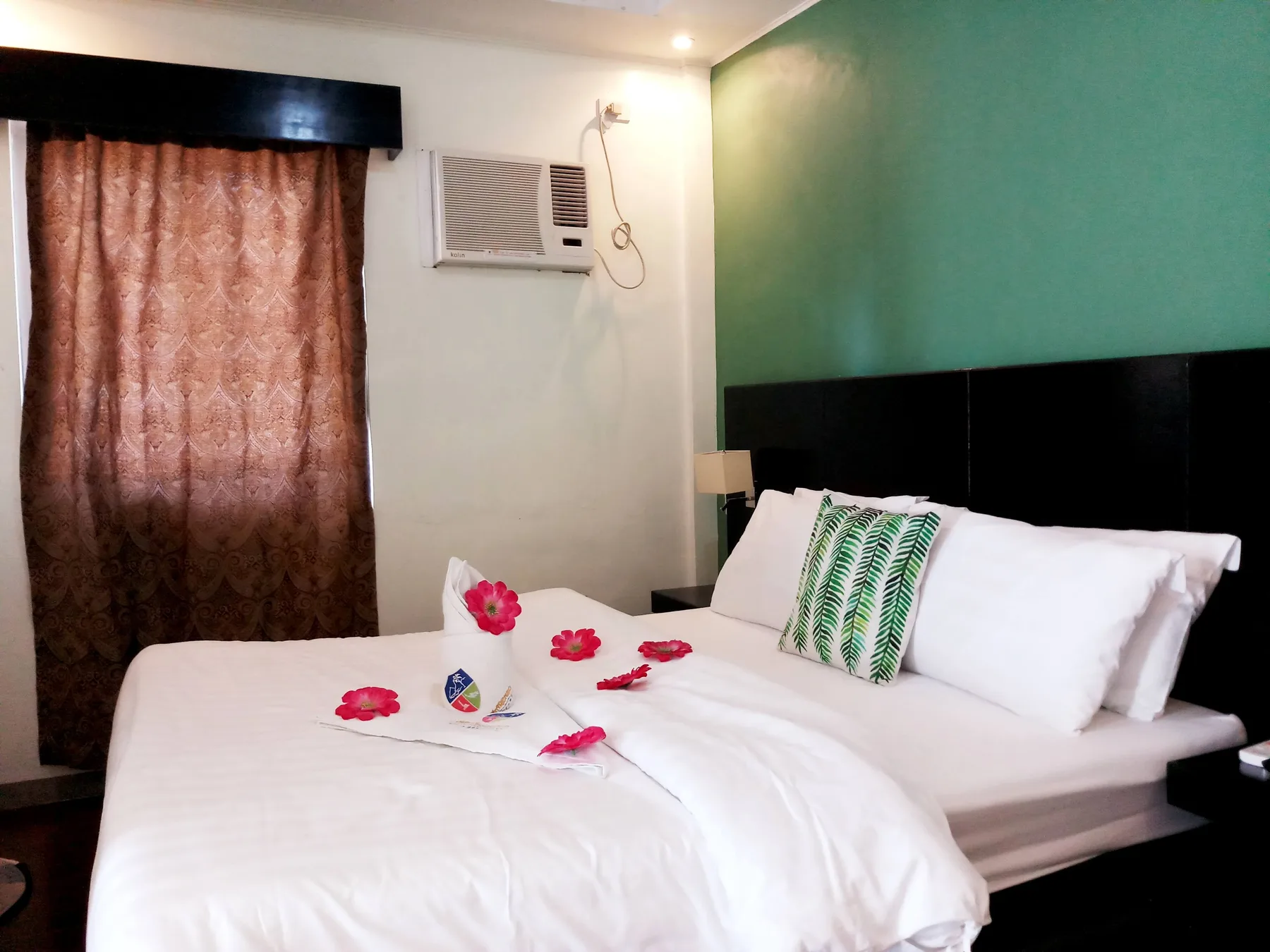Habitación con cama queen y vistas al mar
