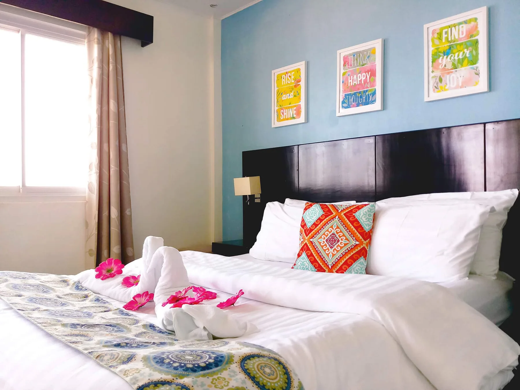 Habitación con cama queen y vistas al mar