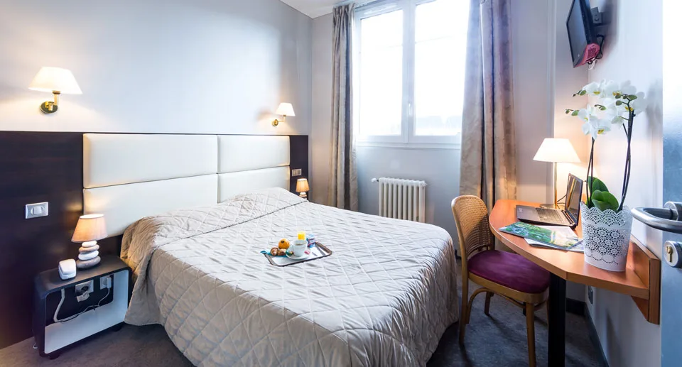 Habitación con una cama grande