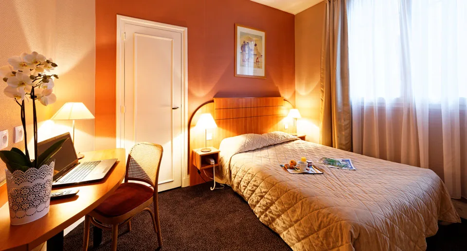 Habitación con una cama grande