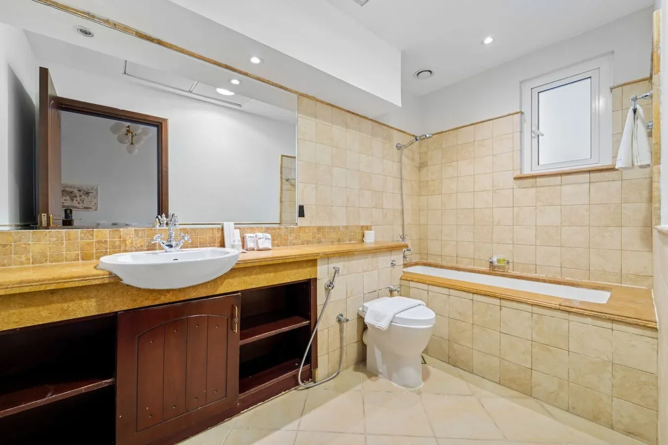 Un baño alicatado con lavabo, inodoro y bañera integrada.