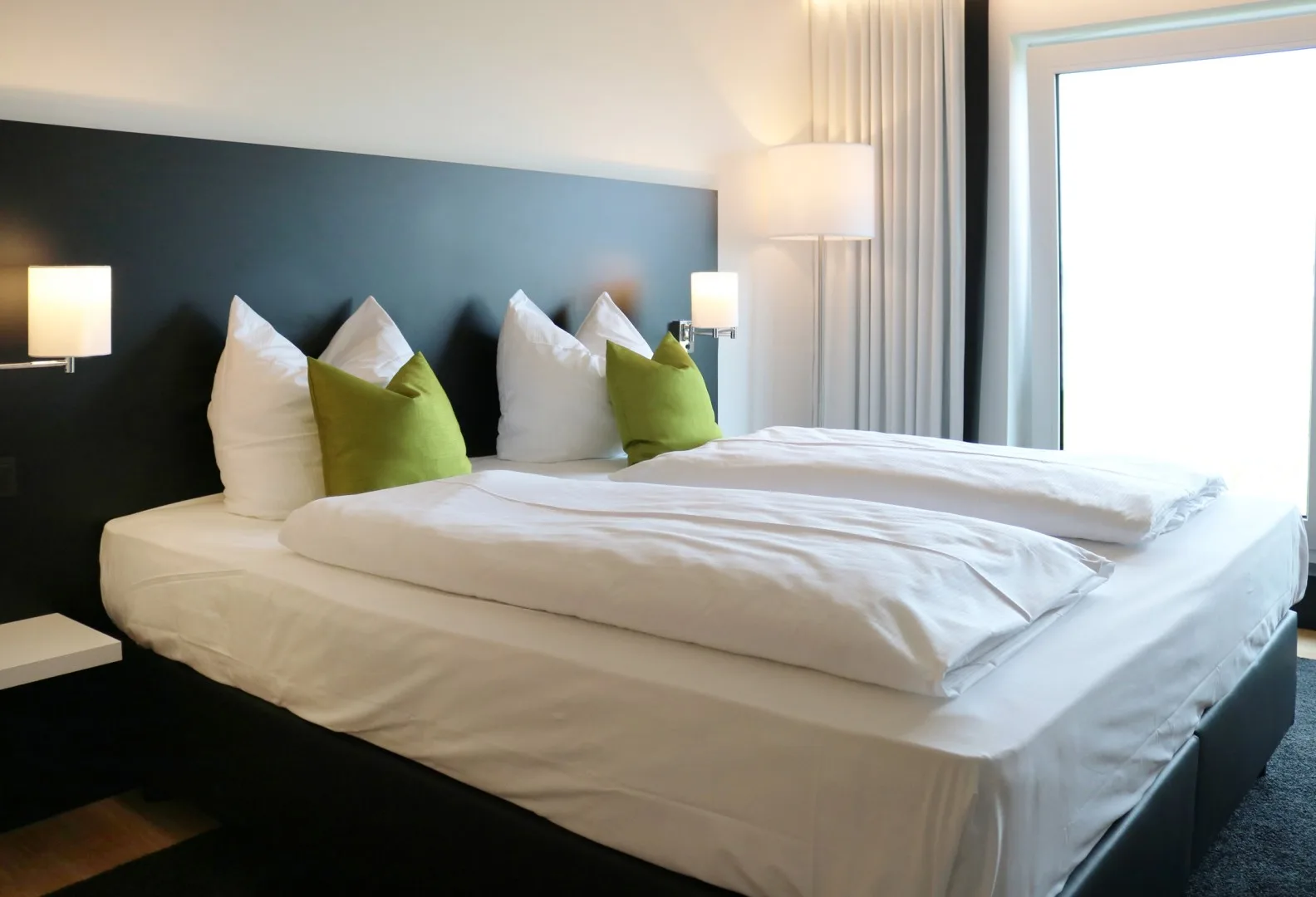 Cama doble con base de muelles