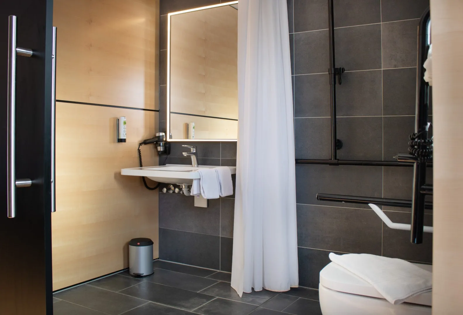 Baño de la habitación accesible
