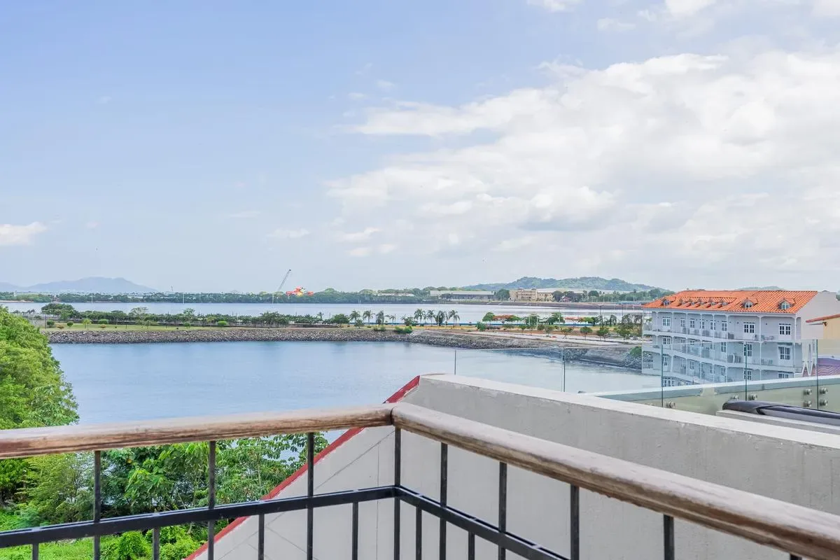 Spacious 2BR in Plaza Herrera w/ Terrace