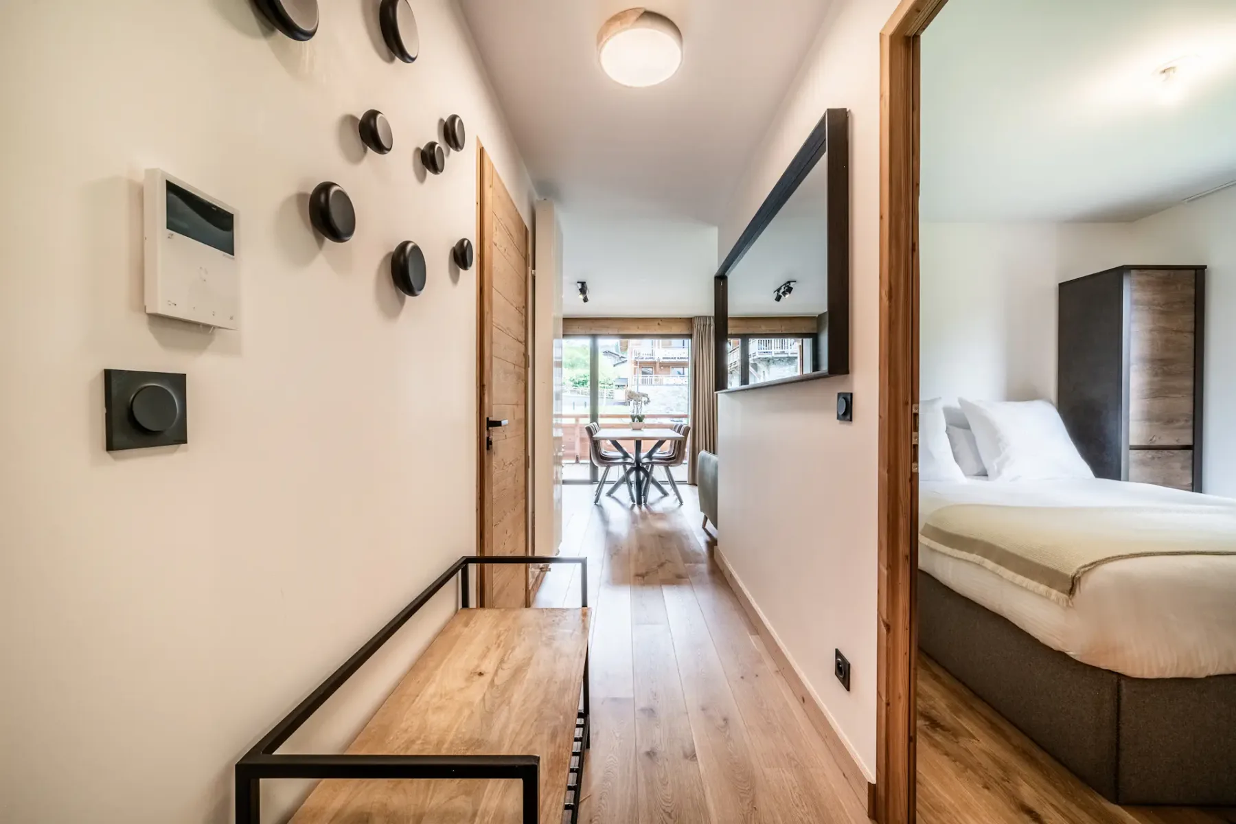 Un pasillo estrecho conduce a un dormitorio y a una luminosa zona de comedor.