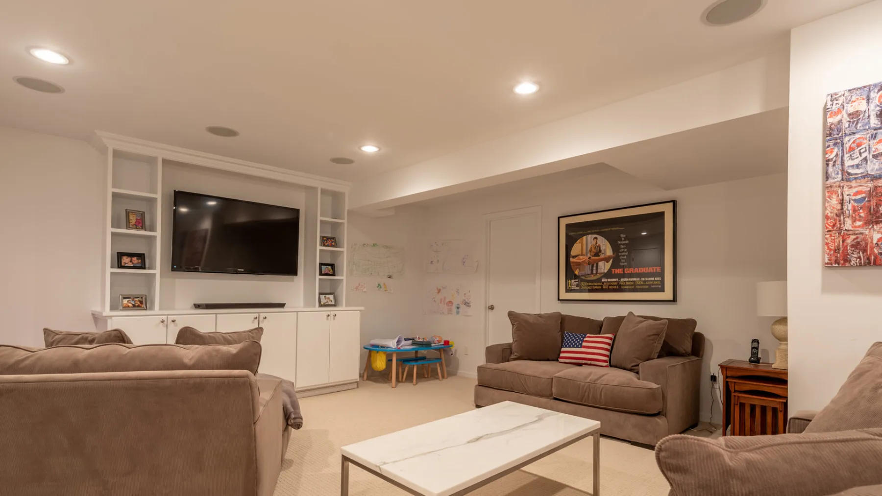 Una sala de estar con sofás, un televisor y una mesa de centro.
