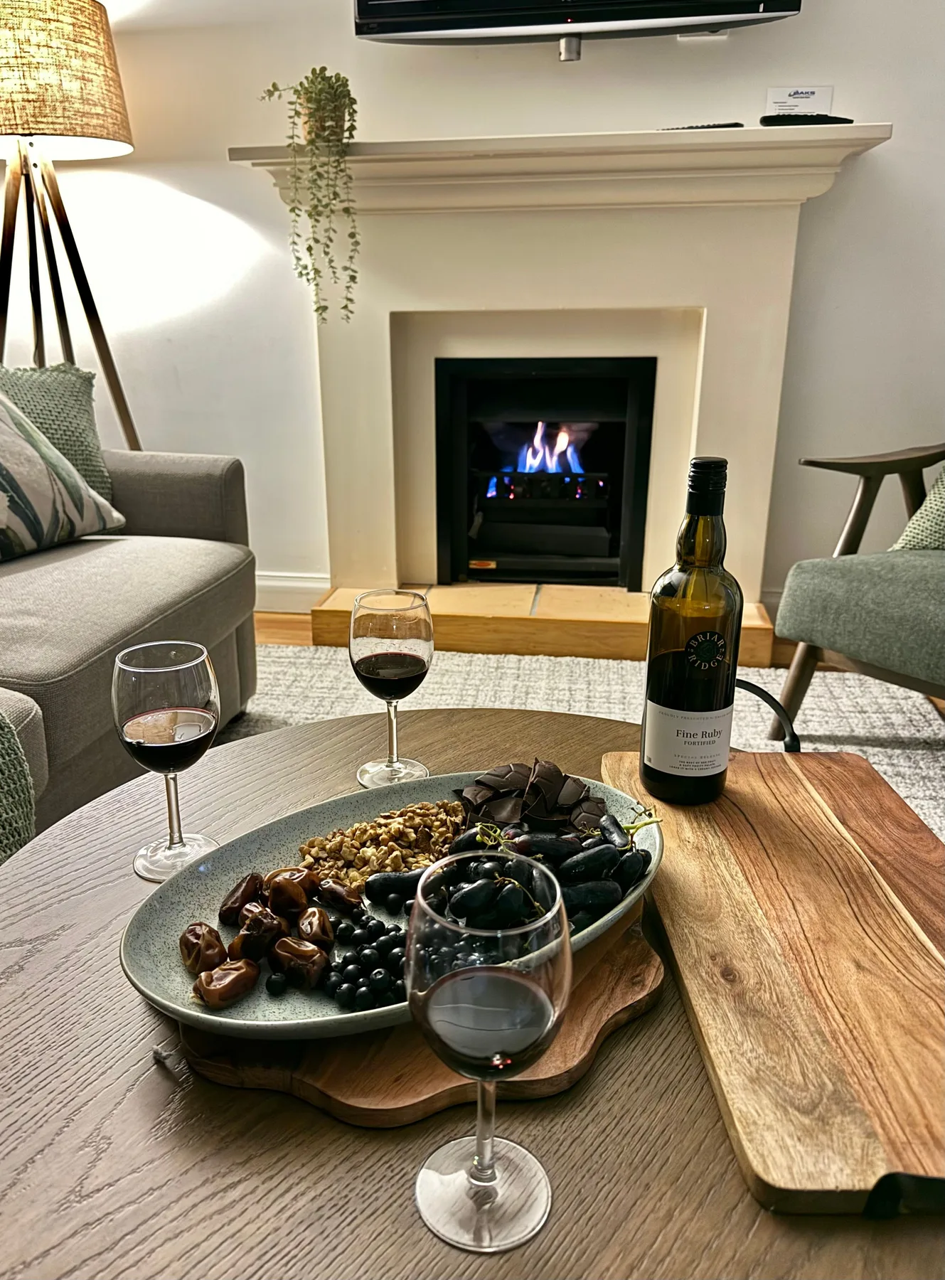Una sala de estar con asientos alrededor de una chimenea y una mesa de centro.