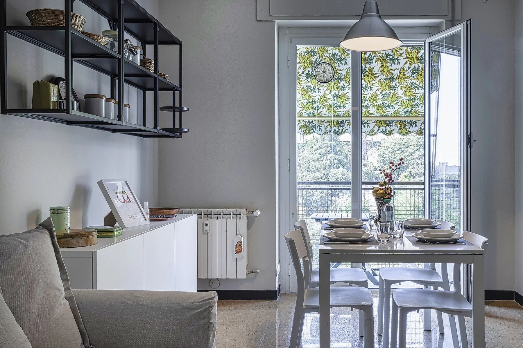 Un comedor con una mesa y sillas junto a una ventana grande.