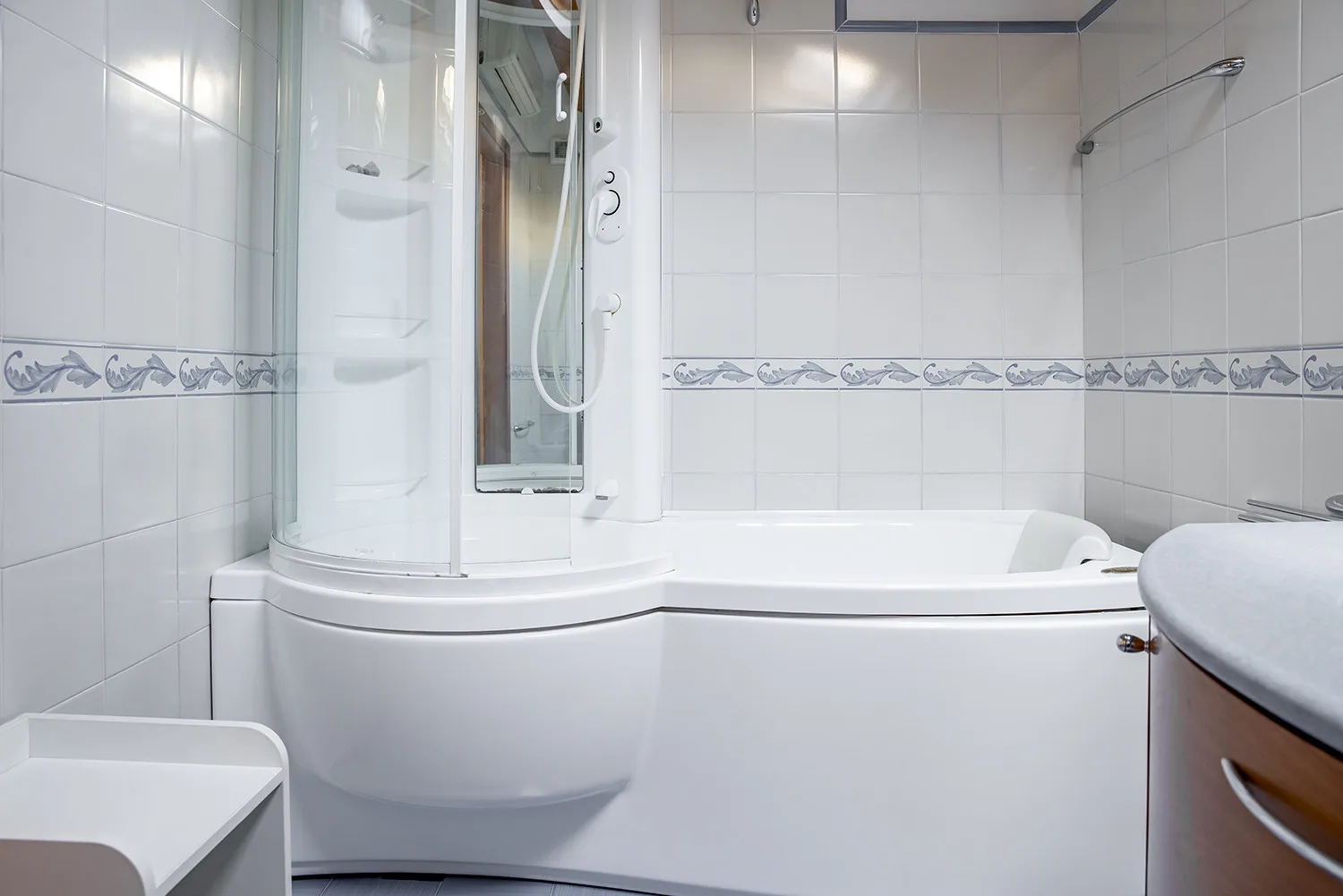 Un baño con azulejos, bañera y ducha.