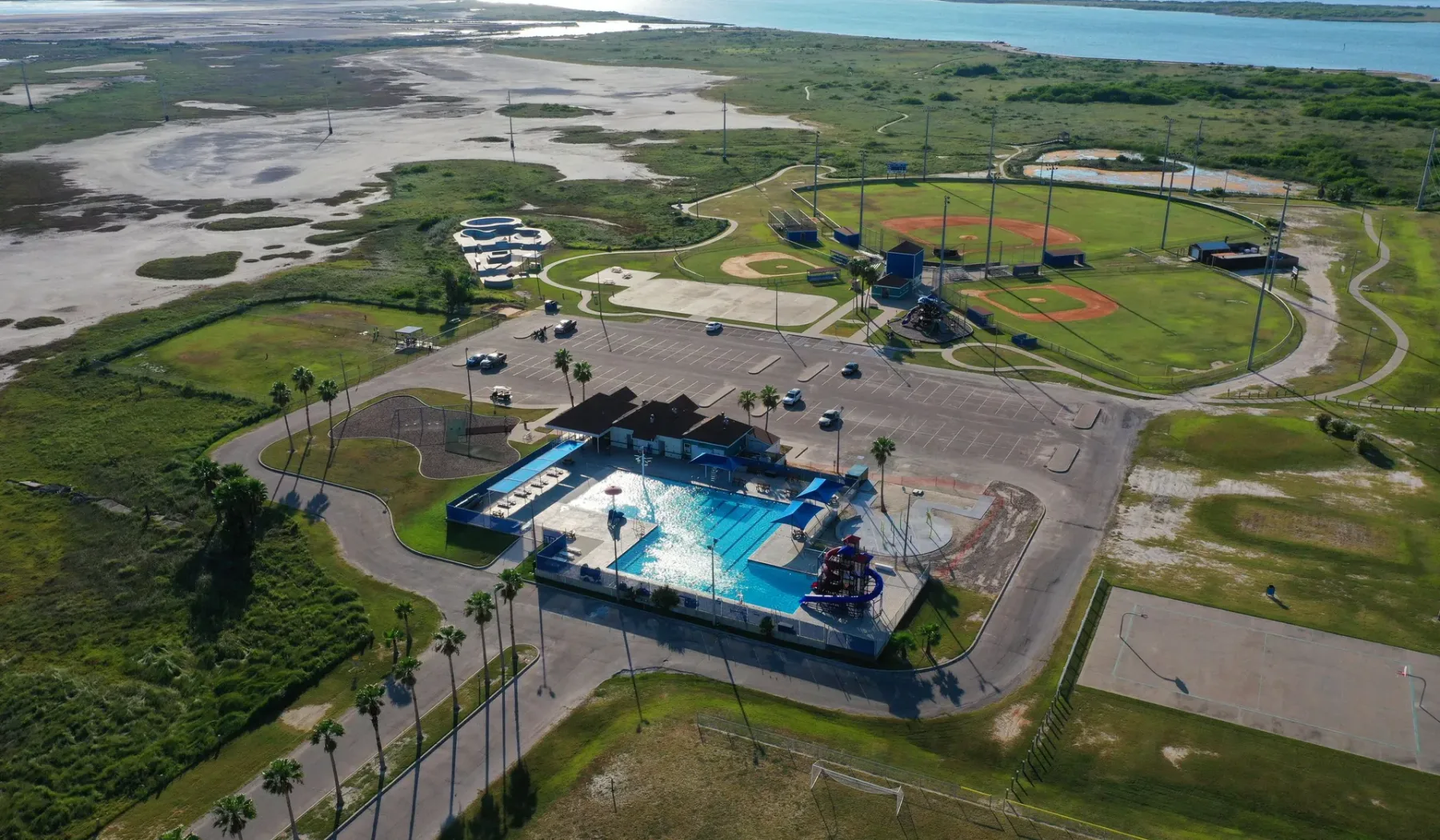 Un complejo recreativo al aire libre con piscina y campos deportivos.