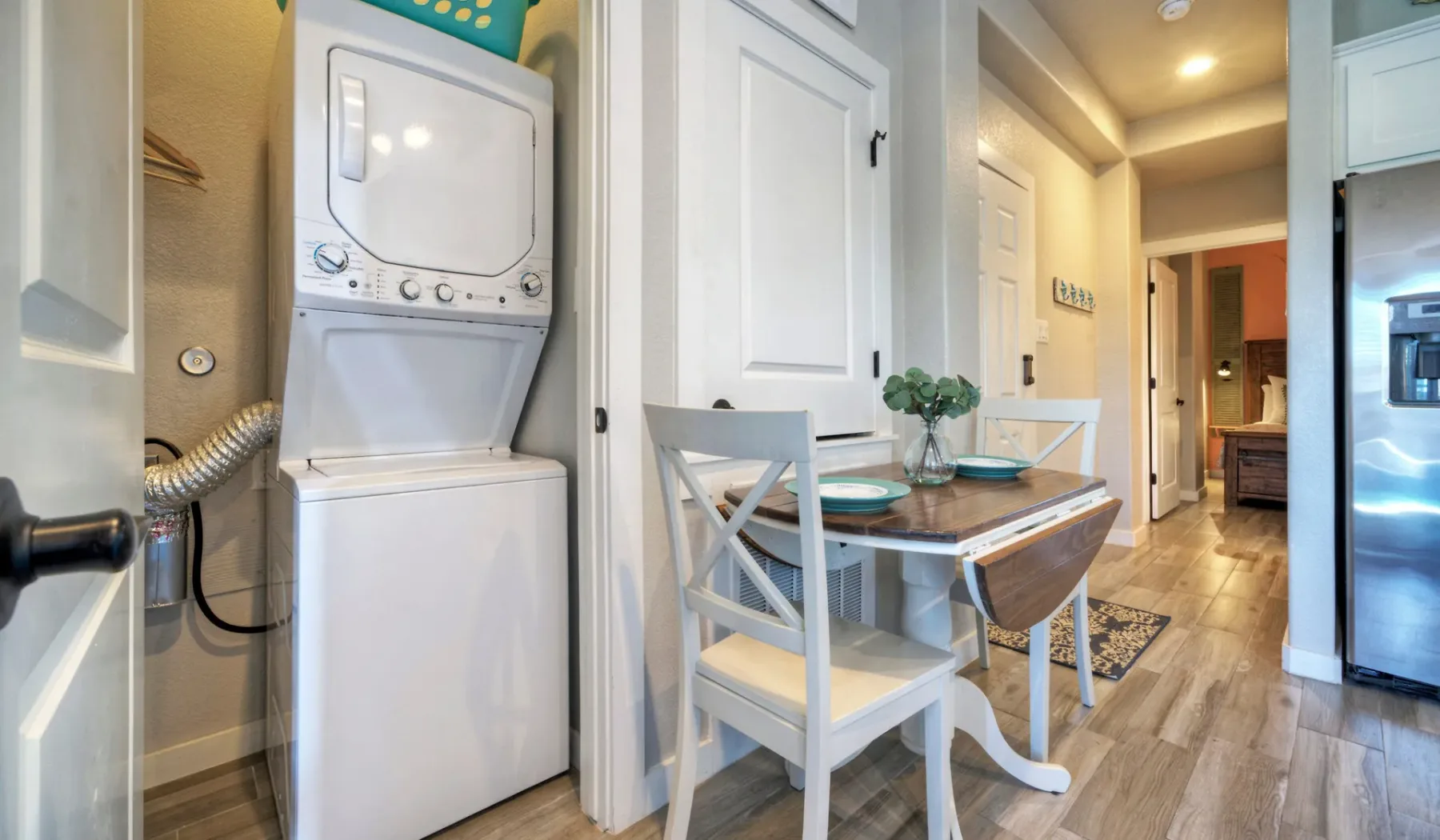 Una zona de lavado y un rincón de comedor comparten un espacio interior estrecho.