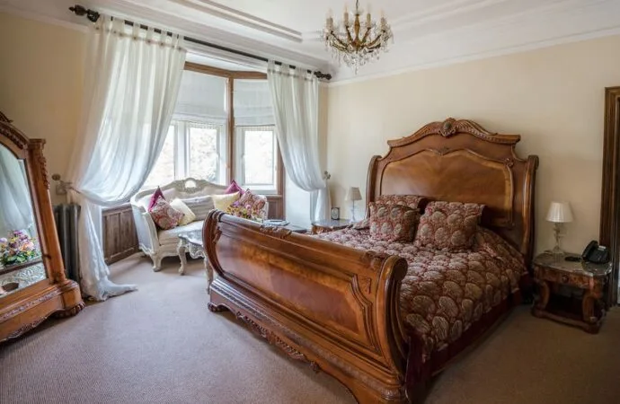 Dormitorio, baño y suite en Berwick Lodge