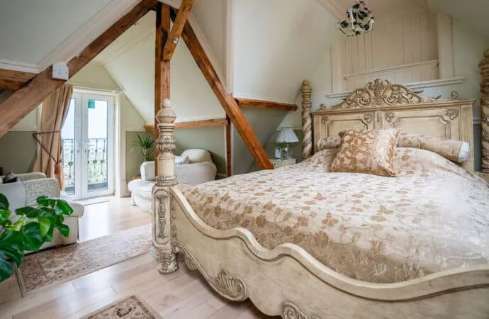 Dormitorio, baño y suite en Berwick Lodge