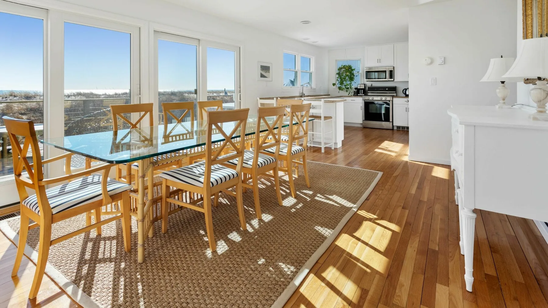 Un comedor luminoso con una mesa de madera junto a la cocina.