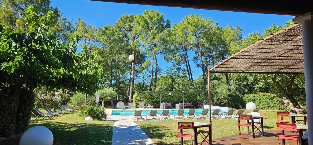 Vista hacia la piscina