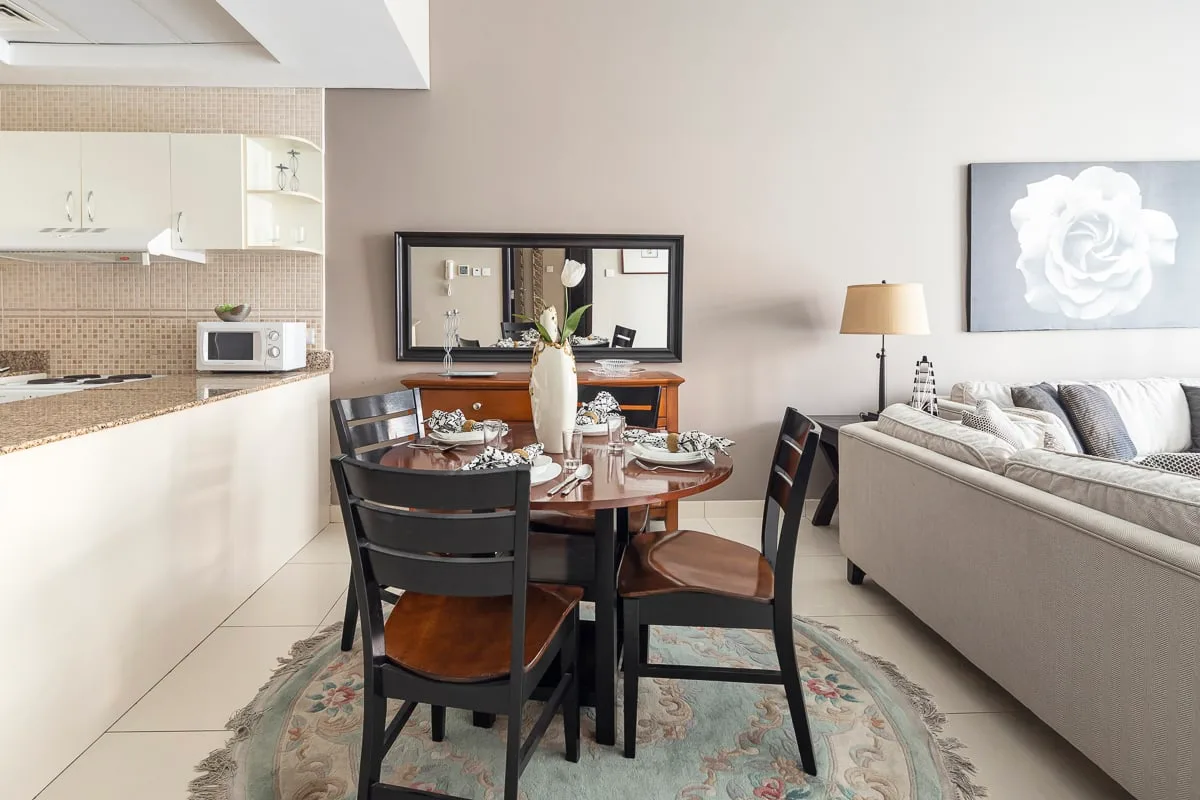 Sala y comedor de planta abierta con una barra de cocina y una mesa.