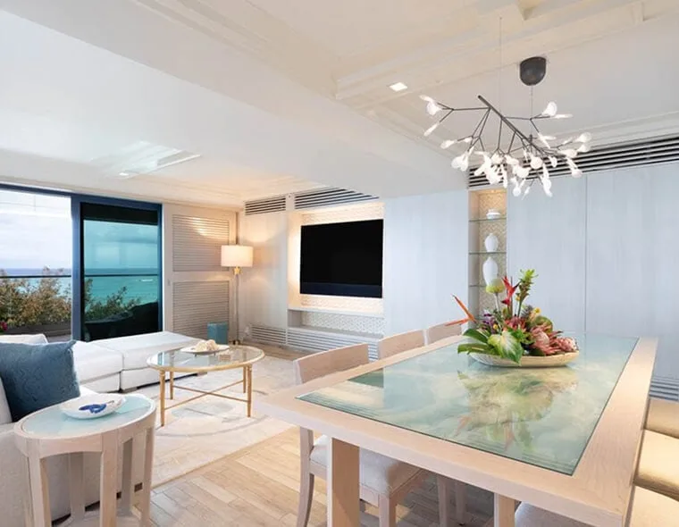 Sala de estar de la Oceanfront Suite.