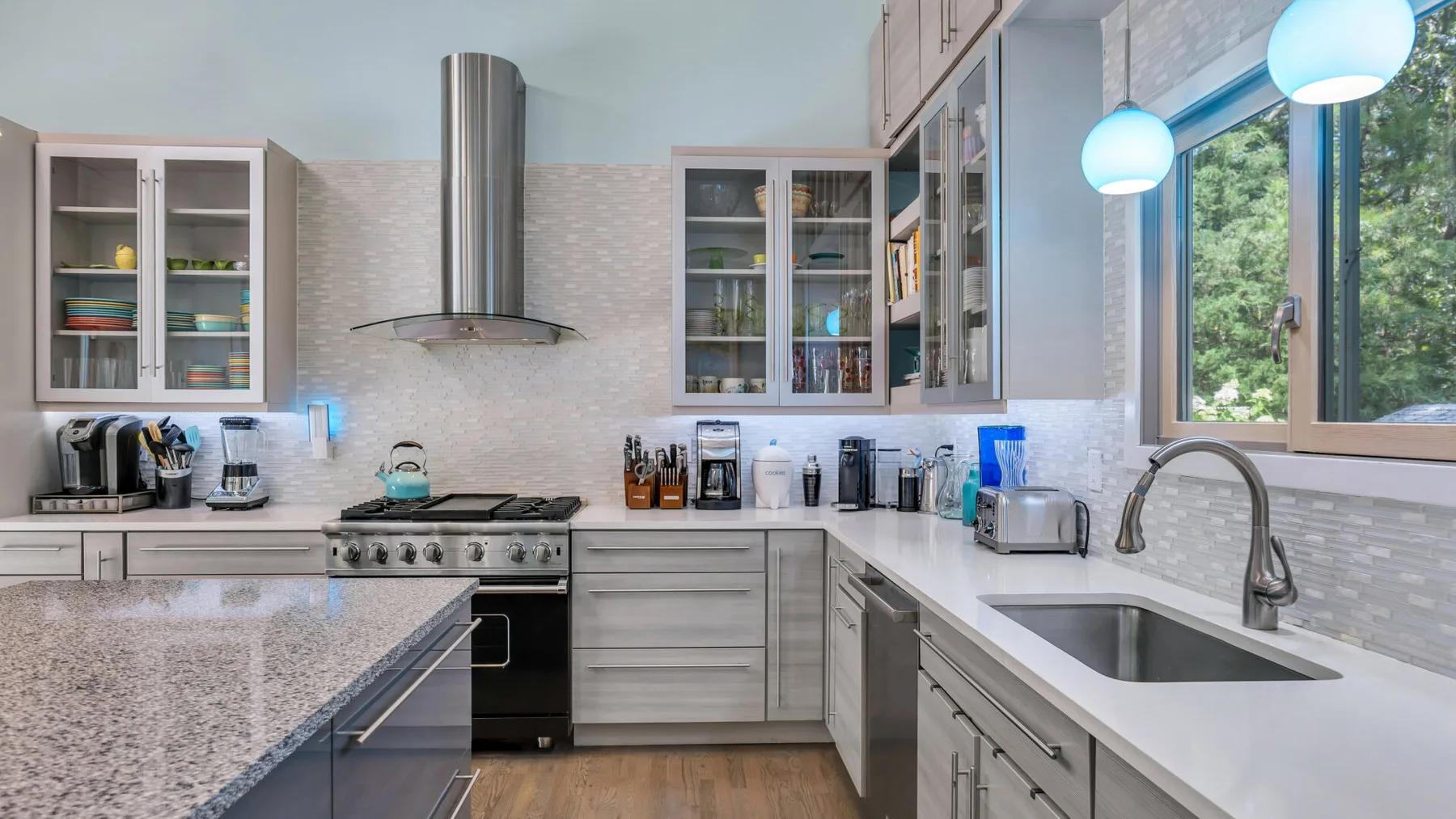 Una cocina luminosa con encimeras, armarios y una estufa central.
