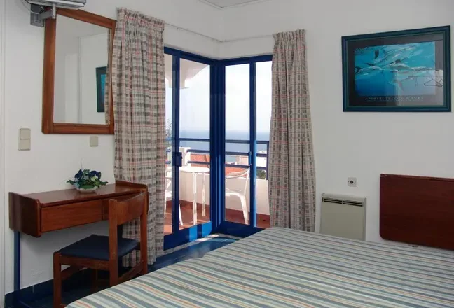 Habitación con dos camas individuales, balcón y vistas al mar