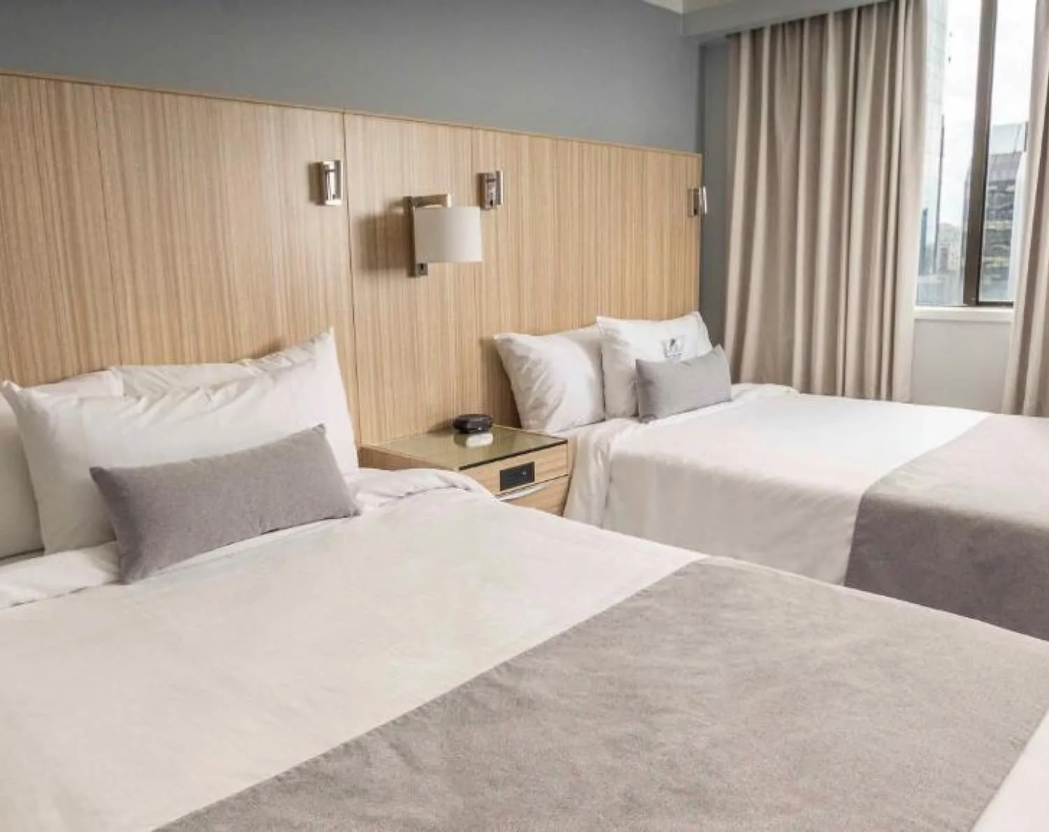 Habitación de hotel con dos camas