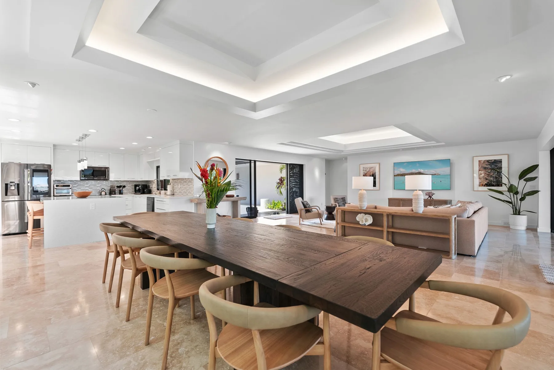 Una sala-comedor de planta abierta con una mesa larga de madera y asientos.