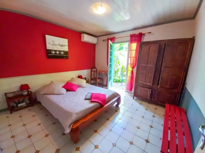 La cama doble de la habitación Orchidée