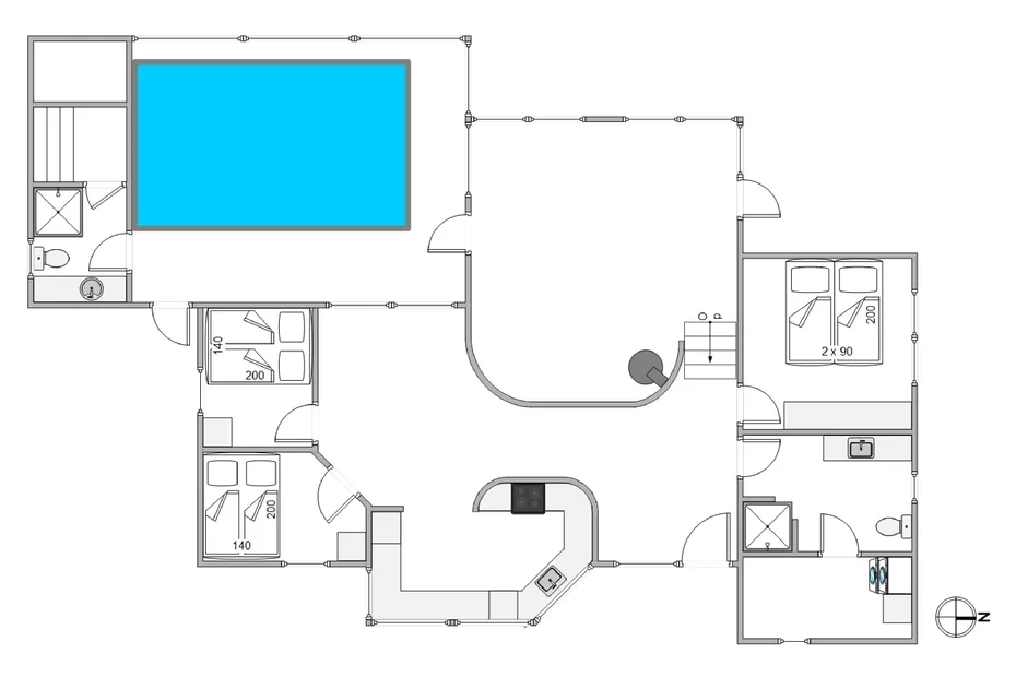 Un plano muestra una piscina, una zona central y varias habitaciones.