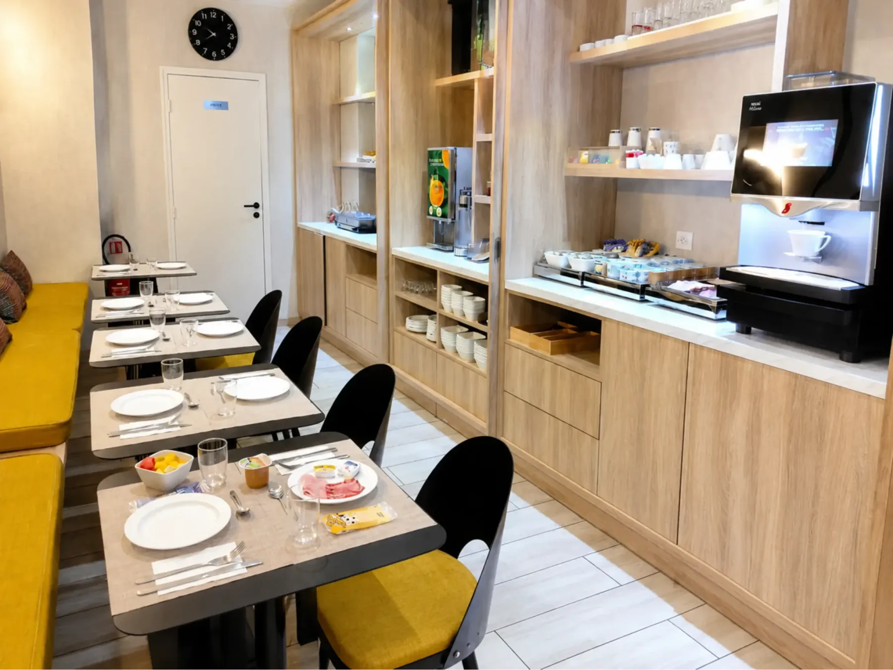 Sala de desayunos con bufé y mesas