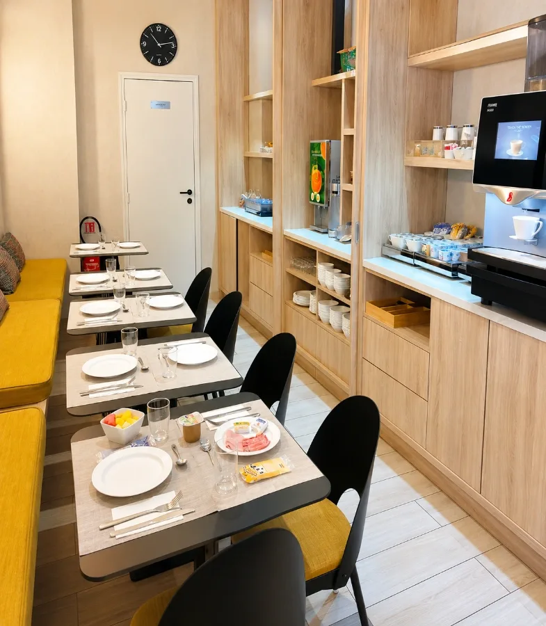 Breakfast room with tables and buffet