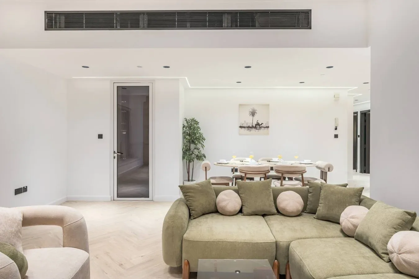 Una sala luminosa con asientos frente a una mesa de comedor.