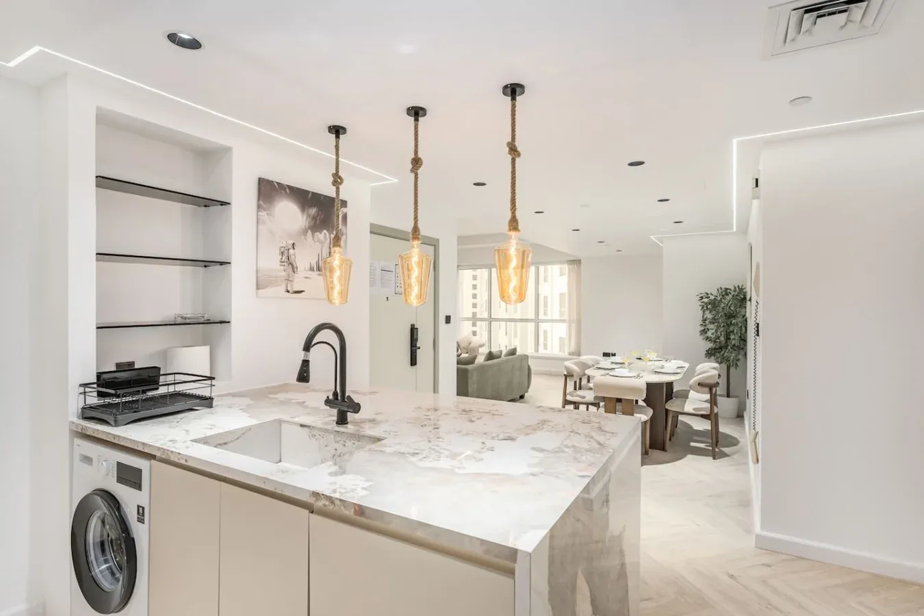 Una luminosa cocina y comedor de concepto abierto con una gran isla central.