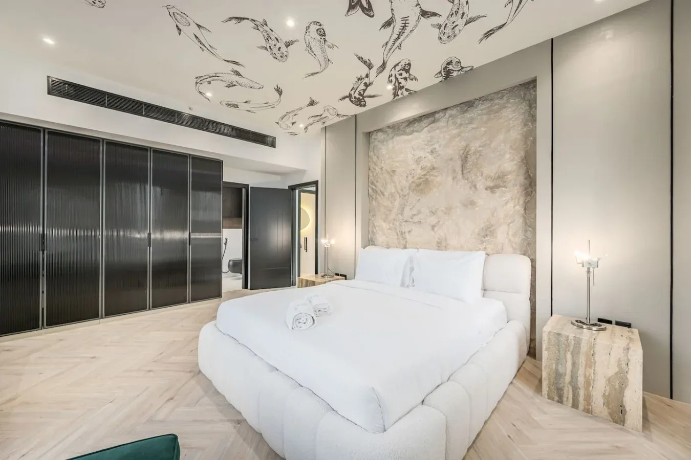 Un dormitorio con una cama blanca y un techo con grandes ilustraciones.