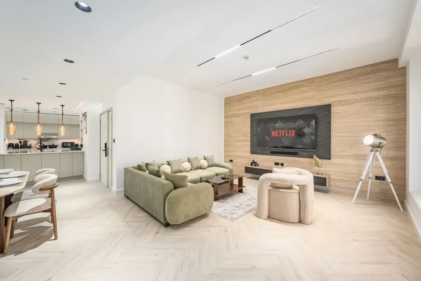 Una sala luminosa con asientos dispuestos alrededor de un televisor y una mesa de centro.