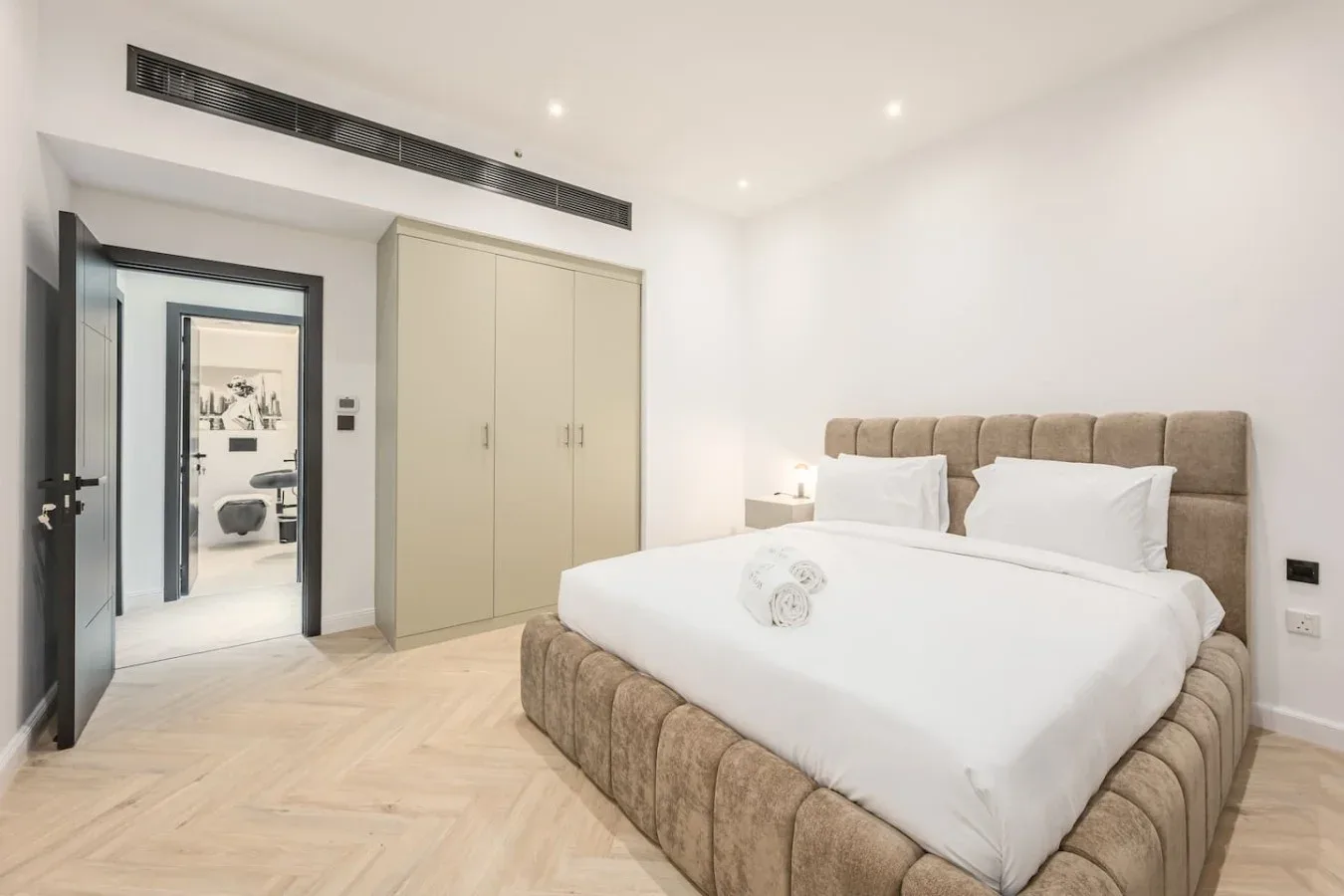 Un dormitorio luminoso con una cama grande y un armario empotrado.