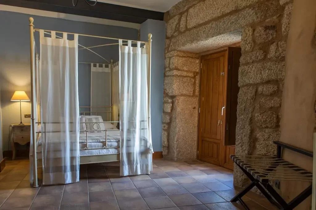 Suite with canopy bed