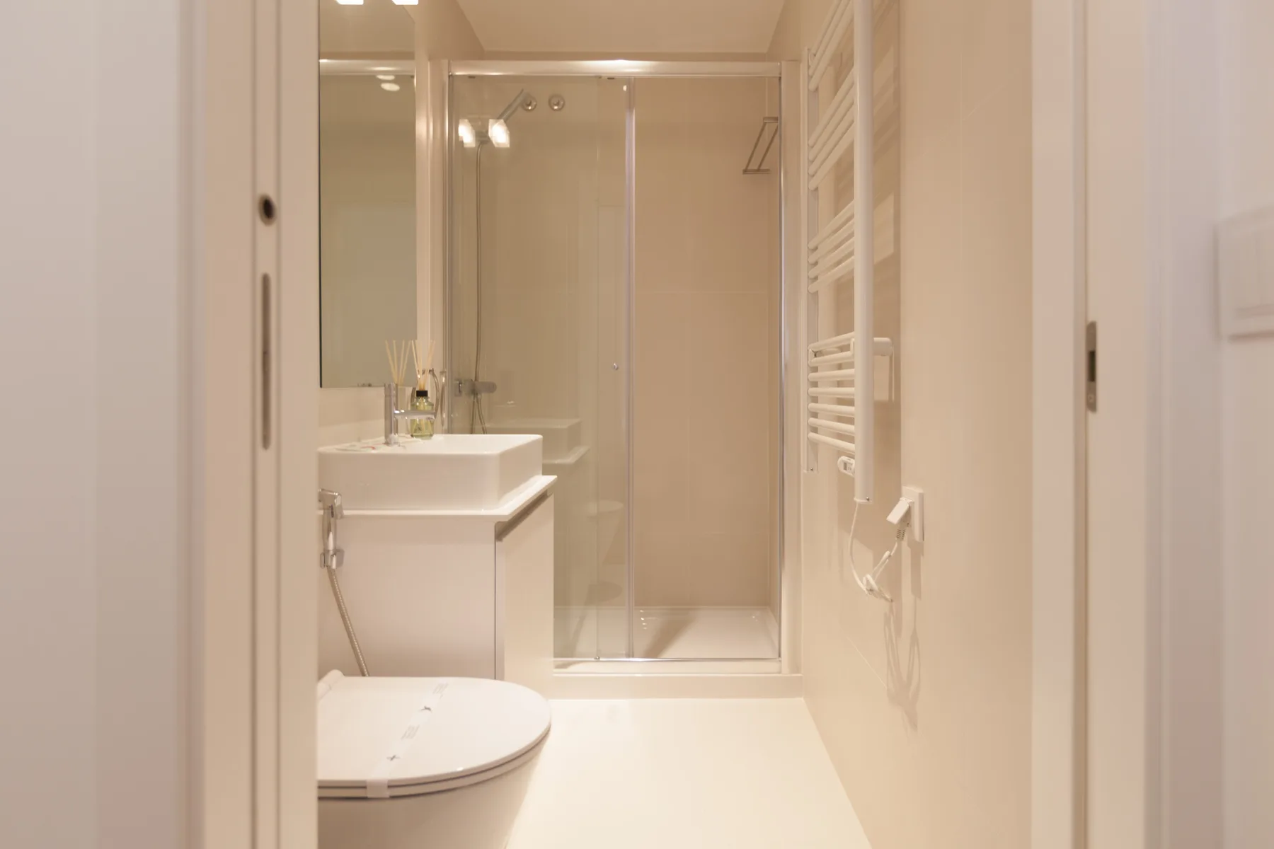 Un baño con lavabo, inodoro y ducha de vidrio.