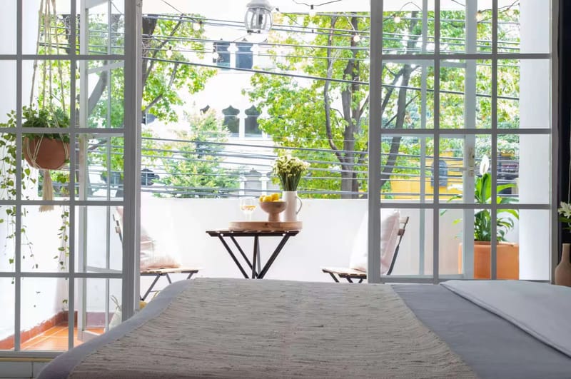 Vibrant 5BR Apartment with Cozy Balcony