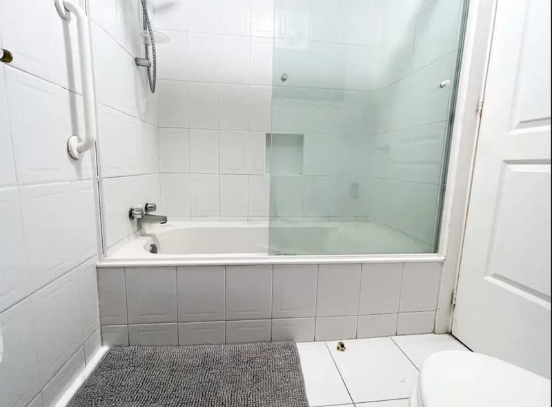 Vibrant 5BR Apartment with Cozy Balcony
