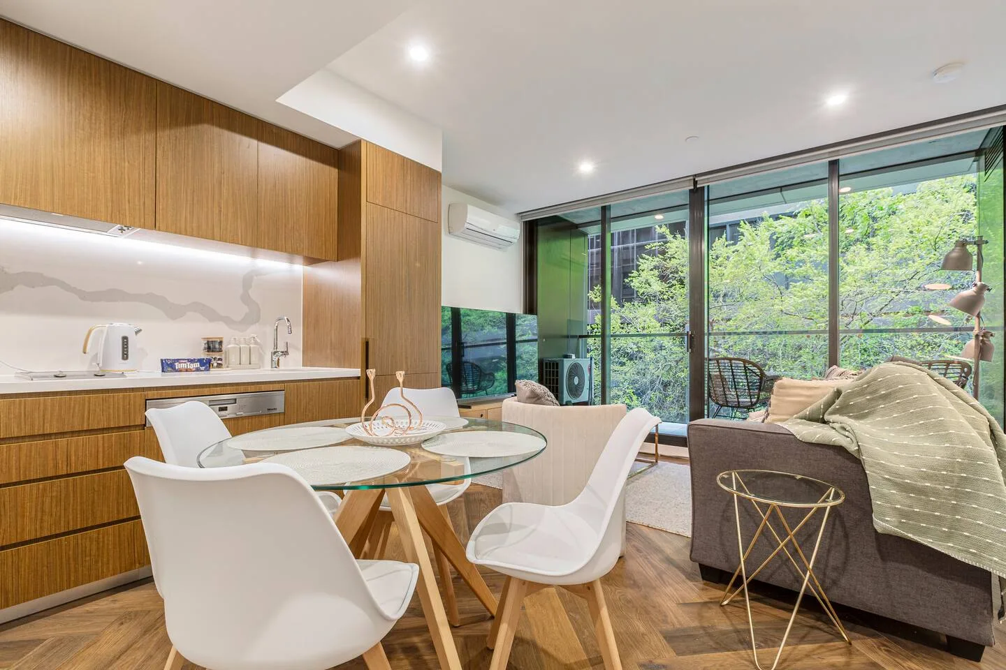 The round glass table offers a relaxed spot to enjoy a light meal, morning coffee or takeaway.