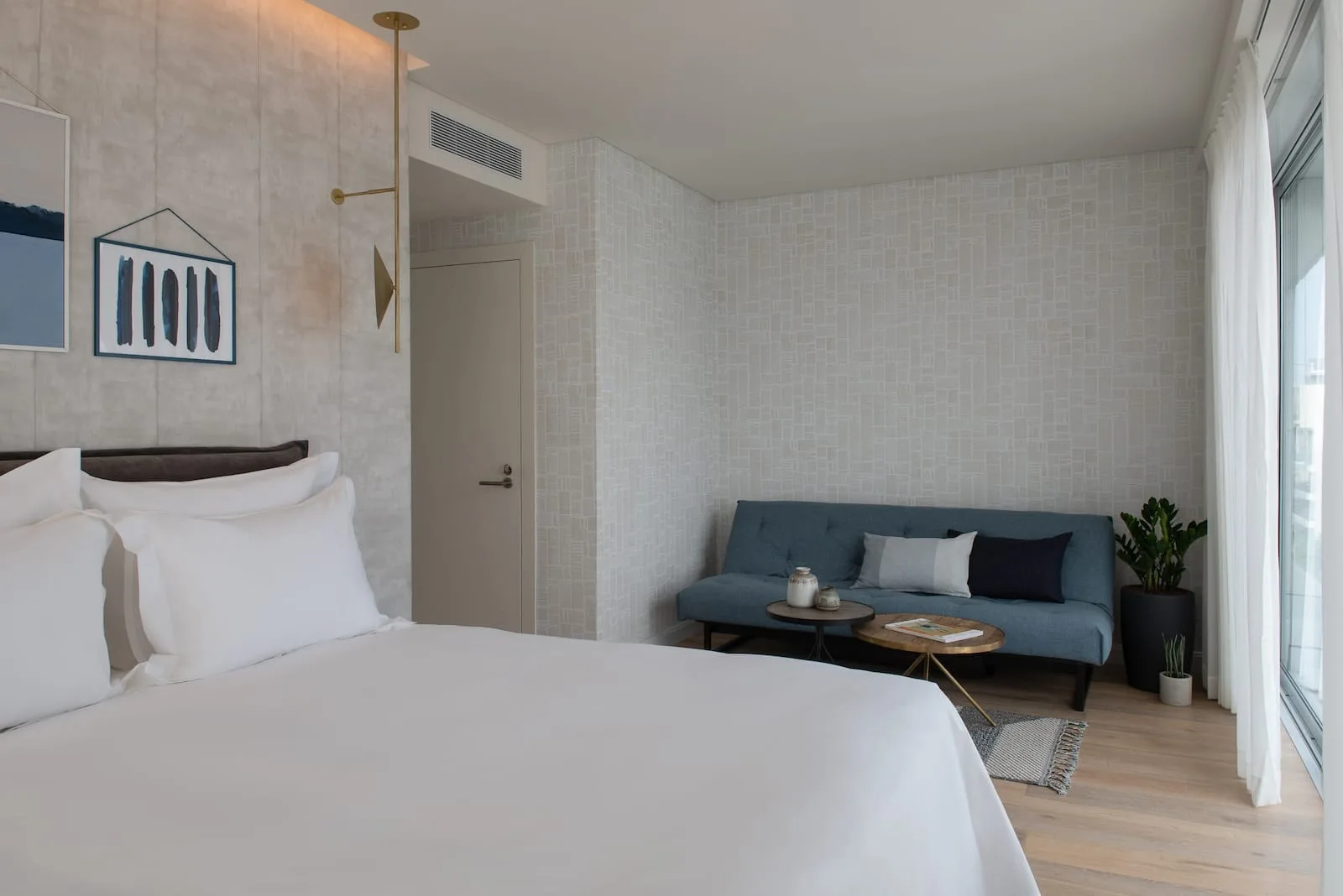 Habitación triple deluxe con balcón para estar de pie